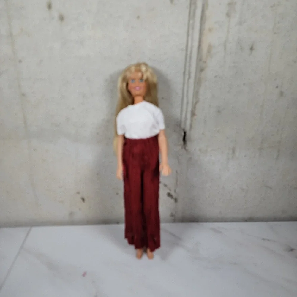 Hasbro 1987 Vintage Maxie Fashion Doll Blonde Hair Blue Eyes white dress‎